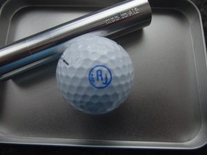Golfball mit Stempelmarkierung